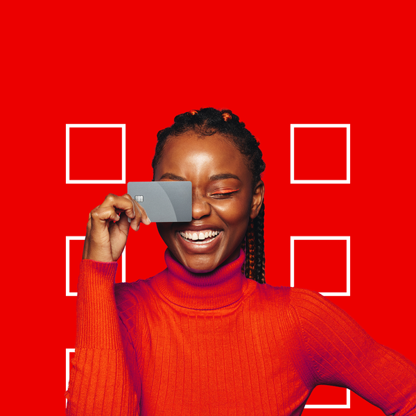 Mulher sorrindo e olhando para o celular