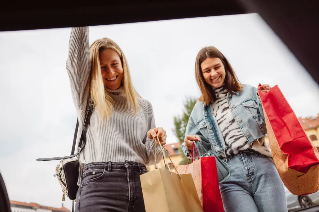 Atacadovarejo Duas mulheres guardando suas compras