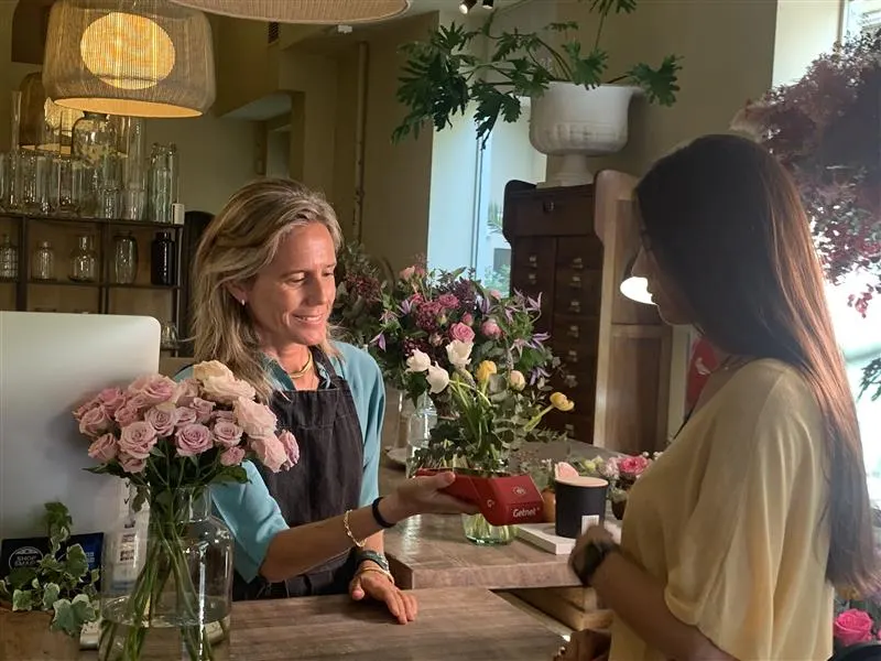 Mulher comprando em floricultura